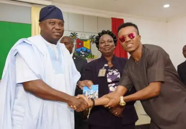 Finally Humblesmith present track " Beautiful lago" to governor Ambode
